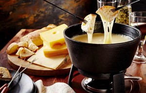 Käsefondue: häufig in den ______monaten genossen.