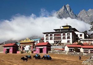 Everest Base Camps: Beliebtes Ziel für _______ Enthusiasten