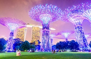 Gärten an der Bucht: Die Gardens by the Bay sind ein 101 ______ großer Park in Singapur.