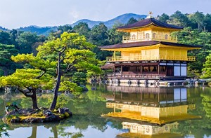 Der Goldene Pavillon: im Nordwesten der japanischen Stadt _____