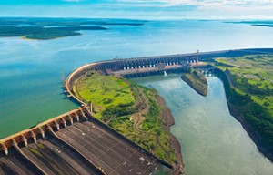 Itaipú: Wasser fließt durch viele _____ zur Stromerzeugung.