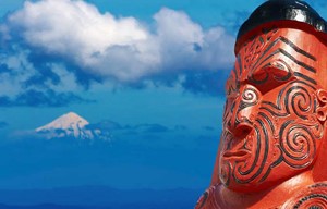 Maori Menschen: traditioneller Kriegstanz