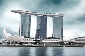 Marina Bay Sands: Der Komplex verfügt über ein Casino, ein Einkaufs_______ und zahlreiche Restaurants.