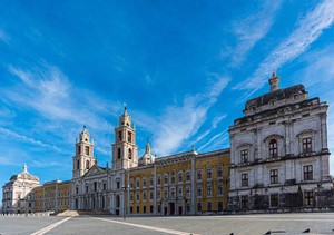 Palast von Mafra: Ursprünglich als ____ für den König konzipiert