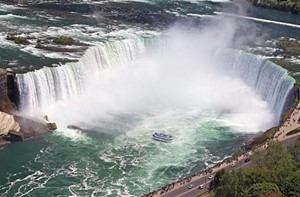 Niagarafälle: Eine unglaubliche Menge Wasser - mehr als 6 Millionen Kubikfuß ___ Minute - fällt in die Fälle.