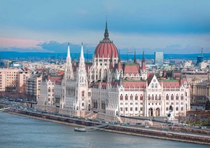 Parlamentsgebäude (Budapest): Das Parlamentsgebäude in Budapest ist ein beeindruckendes Beispiel für die neogotische __________