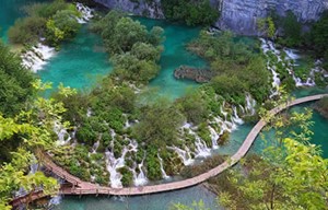 Plitvicer Seen: umgeben von dichten _____