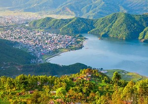 Pokhara: bekannter Wasserfall in der Stadt