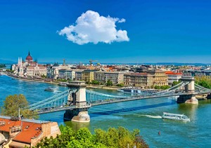 Die Donau ist bekannt für ihre beeindruckenden , wie die Kettenbrücke in Budapest