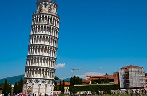 Der _______ Turm von Pisa ist das wohl bekannteste geneigte Gebäude der Welt