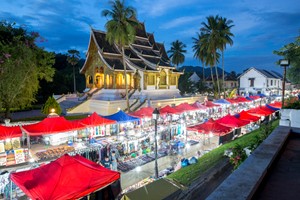 Vientiane Morgenmarkt: die Händler beginnen sehr _____.